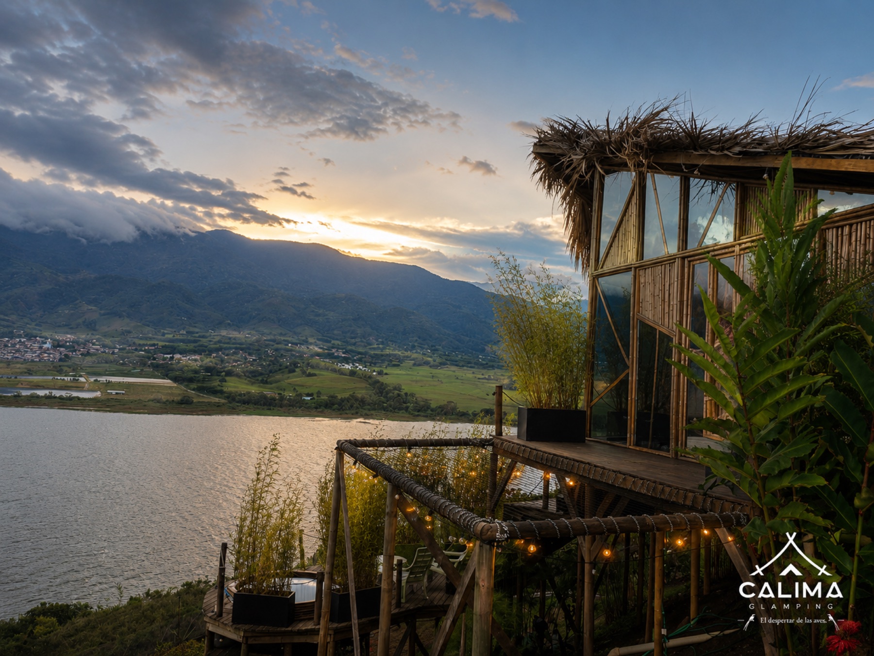 Cabaña Mantarraya al atardecer frente al lago