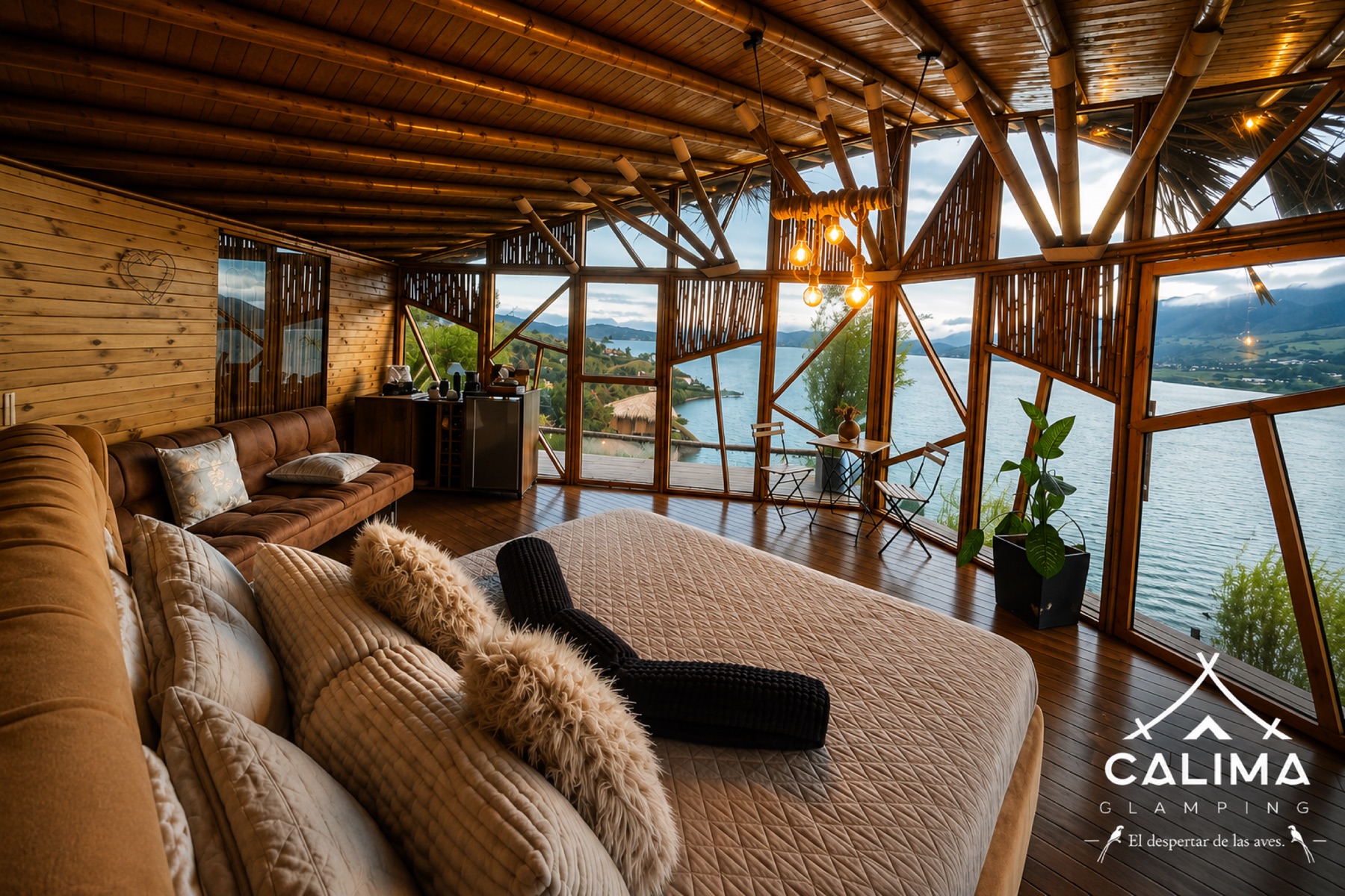 Interior de una cabaña Mantarraya con vista panorámica al lago